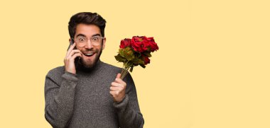 Kutluyor Sevgililer günü genç adam