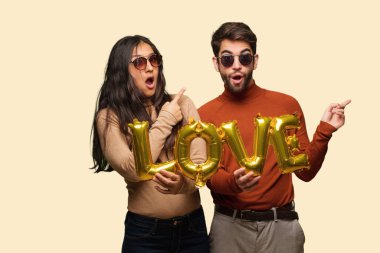 Sevgililer günü tarafına işaret içinde genç çift