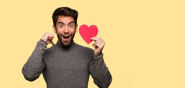 Kutluyor Sevgililer günü genç adam