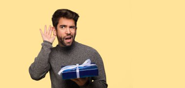 Kutluyor Sevgililer günü genç adam