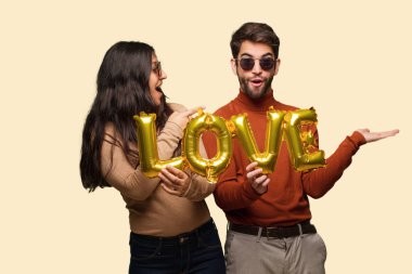 Sevgililer günü el ile bir şey tutan genç çift