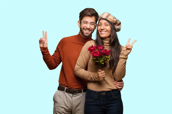 Jovem Casal Dia Dos Namorados Fazendo Gesto Vitória — Fotografia de Stock