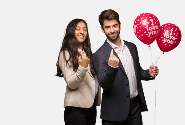 Pareja Joven San Valentín Invitando Venir — Foto de Stock