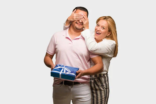 Casal Latino Meia Idade Celebrando Dia Dos Namorados — Fotografia de Stock