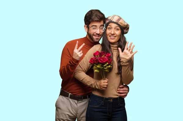 Casal Jovem Dia Dos Namorados Mostrando Número Sete — Fotografia de Stock