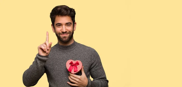 Giovane Uomo Che Celebra San Valentino — Foto Stock