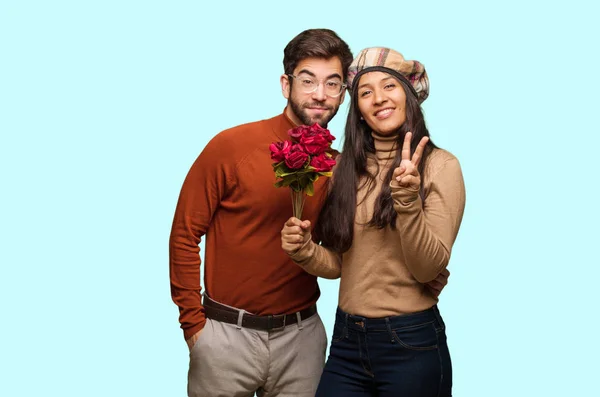 Casal Jovem Dia Dos Namorados Mostrando Número Dois — Fotografia de Stock