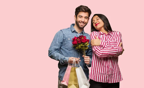 Jovem Casal Dia Dos Namorados Dando Abraço — Fotografia de Stock