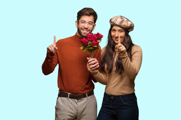 Casal Jovem Dia Dos Namorados Mostrando Número — Fotografia de Stock