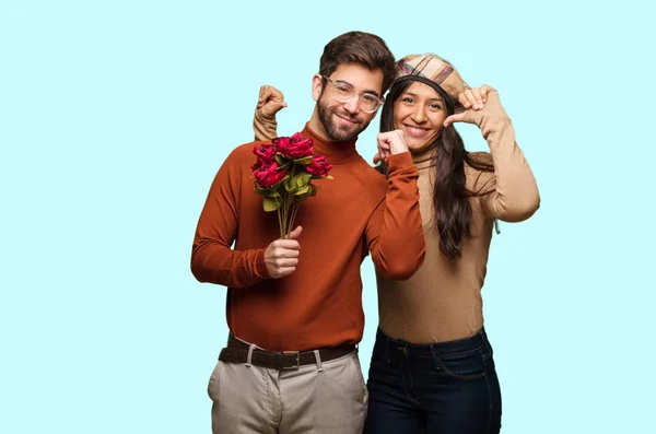 Casal Jovem Dia Dos Namorados Apontando Dedos Exemplo Seguir — Fotografia de Stock