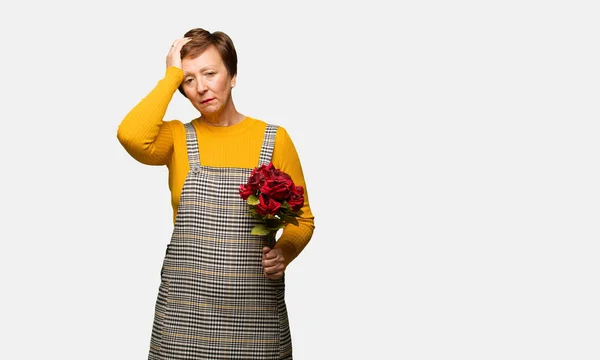 Mujer Mediana Edad Celebrando San Valentín Día Cansado Muy Somnoliento — Foto de Stock