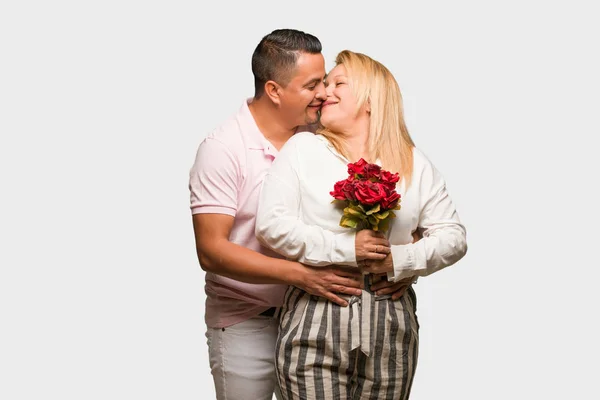 Coppia Latina Mezza Età Che Celebra Giorno San Valentino — Foto Stock