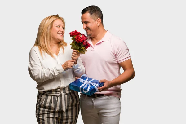 Casal Latino Meia Idade Celebrando Dia Dos Namorados — Fotografia de Stock