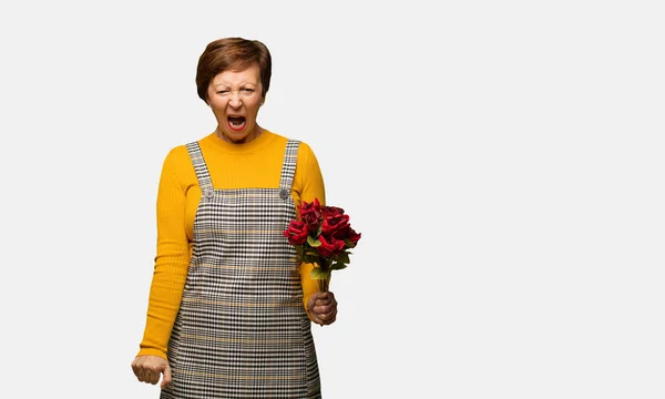 Mujer Mediana Edad Celebrando Día San Valentín Gritando Muy Enojado — Foto de Stock