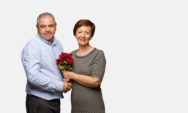 Casal Meia Idade Celebrando Dia Dos Namorados — Fotografia de Stock