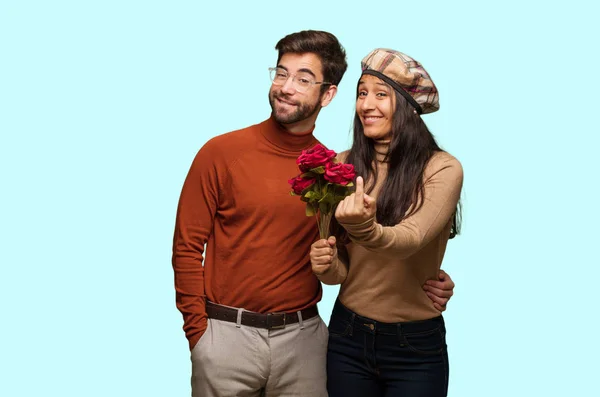 Casal Jovem Dia Dos Namorados Convidando Para Vir — Fotografia de Stock