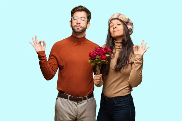 Jovem Casal Dia Dos Namorados Realizando Ioga — Fotografia de Stock