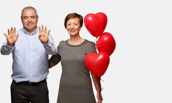 Ehepaar Mittleren Alters Feiert Valentinstag — Stockfoto