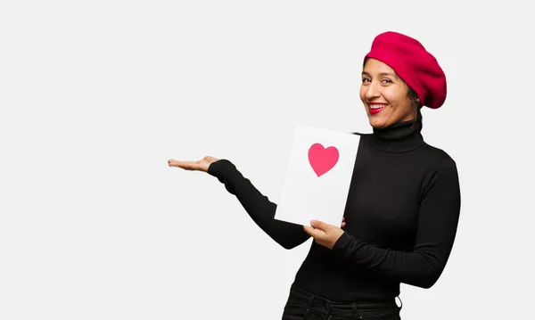 Junge Frau Valentinstag Hält Etwas Mit Händen — Stockfoto