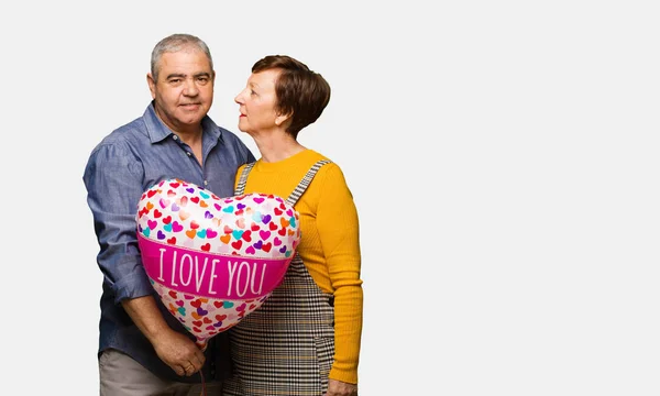 Ehepaar Mittleren Alters Feiert Valentinstag — Stockfoto