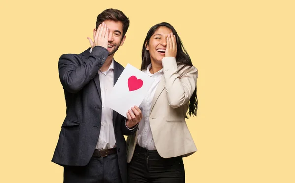 Junges Paar Valentinstag Schreit Glücklich Und Bedeckt Das Gesicht Mit — Stockfoto