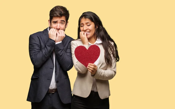 Pareja Joven Día San Valentín Mordiendo Las Uñas Nervioso Muy — Foto de Stock