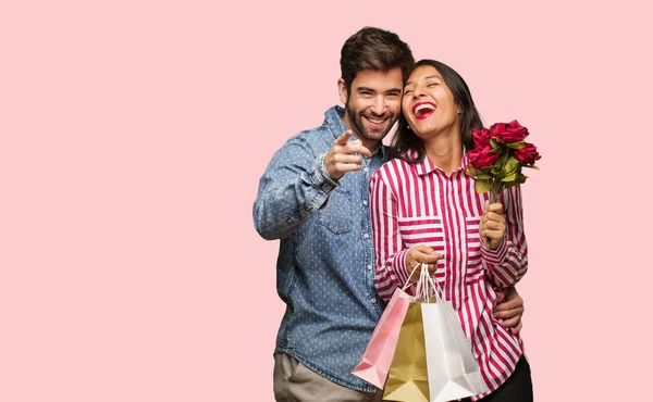 Jovem Casal Dia Dos Namorados Sonha Alcançar Objetivos Propósitos — Fotografia de Stock