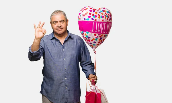 Homem Meia Idade Celebrando Dia Dos Namorados Mostrando Número Três — Fotografia de Stock