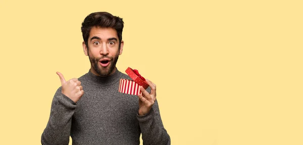 Jeune Homme Célébrant Saint Valentin — Photo