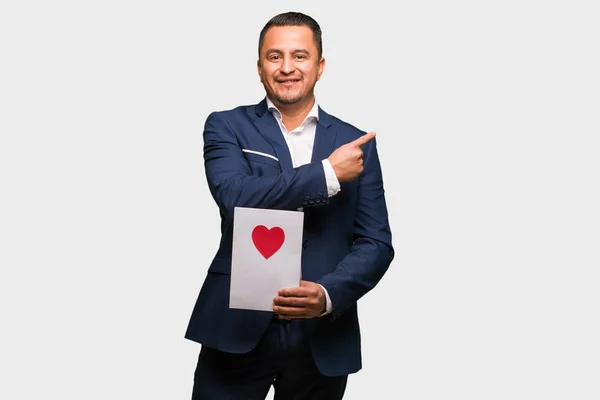 Lateinischer Mann Mittleren Alters Feiert Valentinstag Und Zeigt Zur Seite — Stockfoto