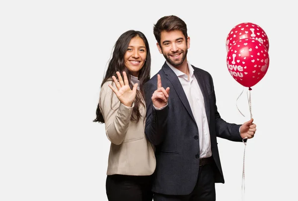 Casal Jovem Dia Dos Namorados Mostrando Número Seis — Fotografia de Stock