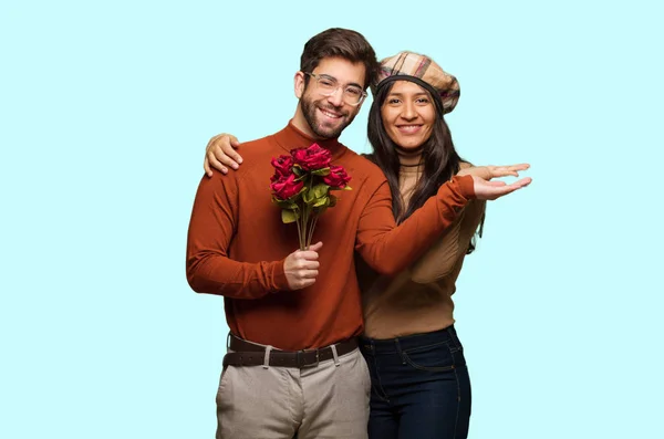 Casal Jovem Dia Dos Namorados Segurando Algo Com Mão — Fotografia de Stock