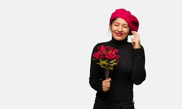 Junge Frau Drückt Valentinstag Die Daumen Dass Sie Glück Hat — Stockfoto