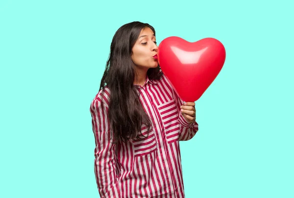 Junge Indische Frau Feiert Valentinstag — Stockfoto