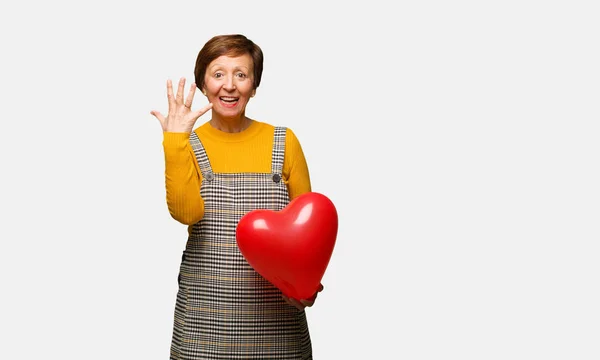 Mujer Mediana Edad Celebrando Día San Valentín Muy Asustada Asustada — Foto de Stock