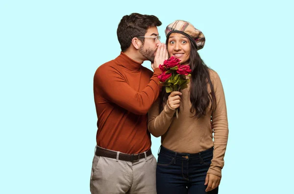 Jovem Casal Dia Dos Namorados Sussurrando Fofoca Undertone — Fotografia de Stock