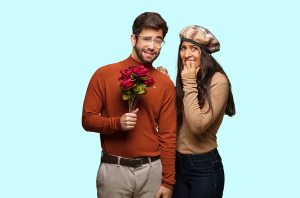 Casal Jovem Dia Dos Namorados Mordendo Unhas Nervoso Muito Ansioso — Fotografia de Stock