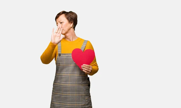 Frau Mittleren Alters Feiert Valentinstag Und Legt Hand Vor — Stockfoto