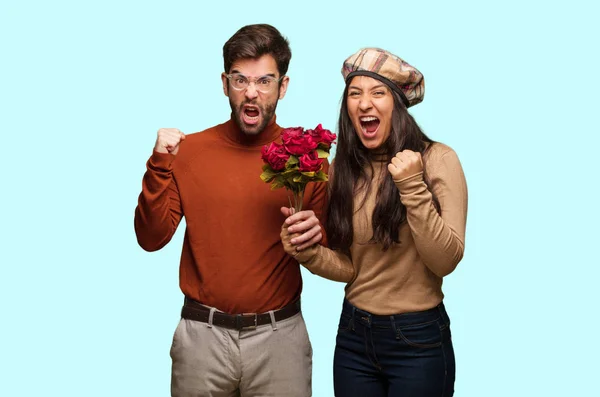 Jovem Casal Dia Dos Namorados Gritando Muito Irritado Agressivo — Fotografia de Stock