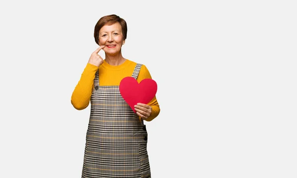 Frau Mittleren Alters Feiert Valentinstag Lächelt Und Zeigt Auf Den — Stockfoto