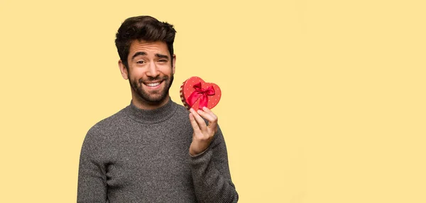 Giovane Uomo Che Celebra San Valentino — Foto Stock