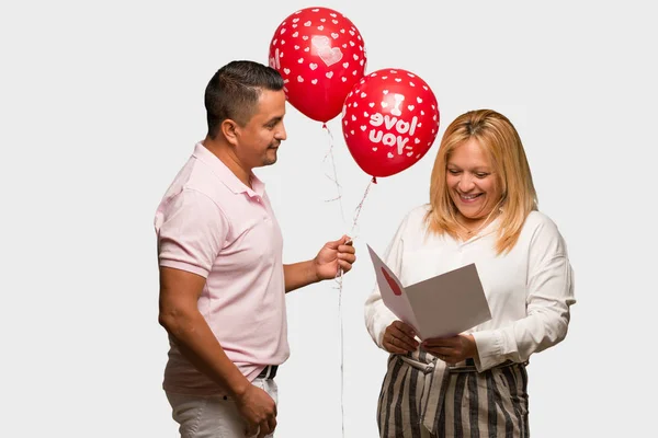 Casal Latino Meia Idade Celebrando Dia Dos Namorados — Fotografia de Stock