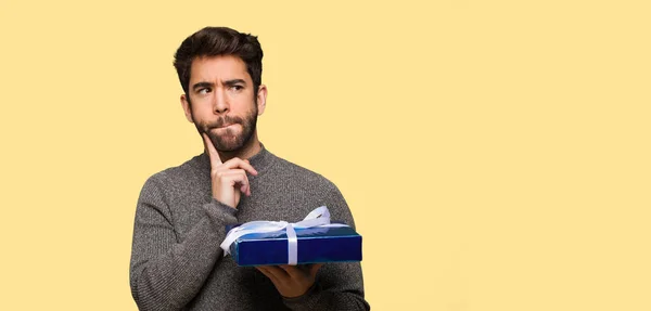 Giovane Uomo Che Celebra San Valentino — Foto Stock