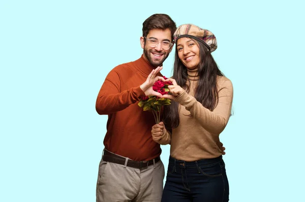 Casal Jovem Dia Dos Namorados Fazendo Uma Forma Coração Com — Fotografia de Stock