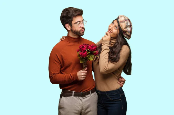 Casal Jovem Dia Dos Namorados Pensando Uma Ideia — Fotografia de Stock
