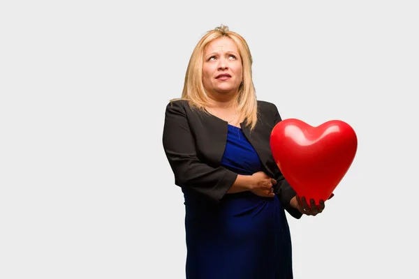 Lateinamerikanerin Mittleren Alters Feiert Valentinstag Müde Und Gelangweilt — Stockfoto