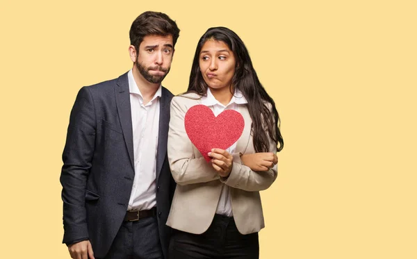 Casal Jovem Dia Dos Namorados Pensando Uma Ideia — Fotografia de Stock