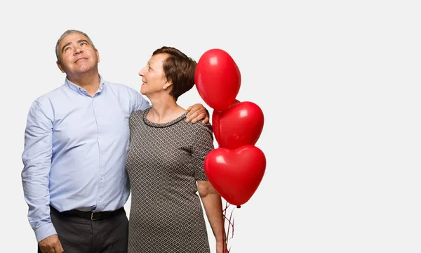 Casal Meia Idade Celebrando Dia Dos Namorados — Fotografia de Stock