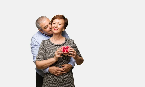 Ehepaar Mittleren Alters Feiert Valentinstag — Stockfoto