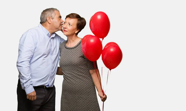 Ehepaar Mittleren Alters Feiert Valentinstag — Stockfoto